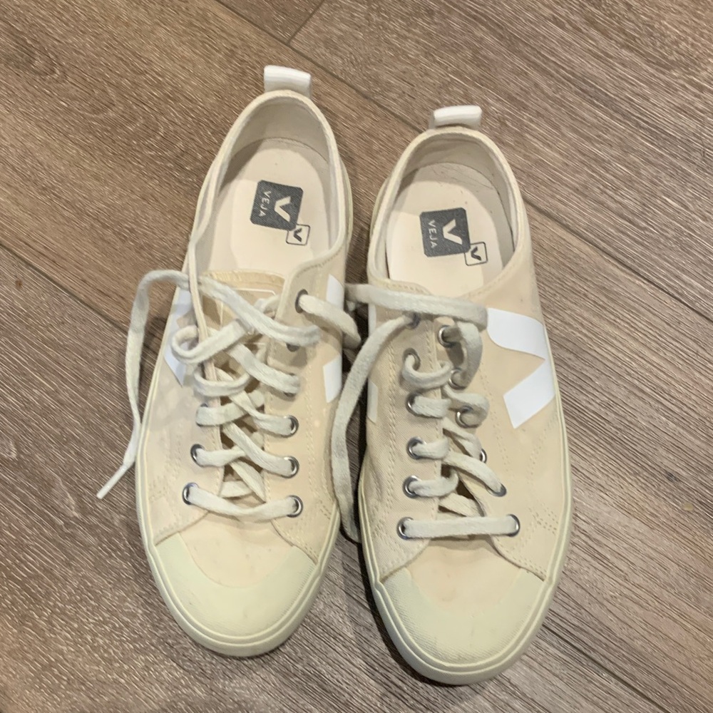 Veja Women’s Off-White Sneakers with White Details Size 8.5